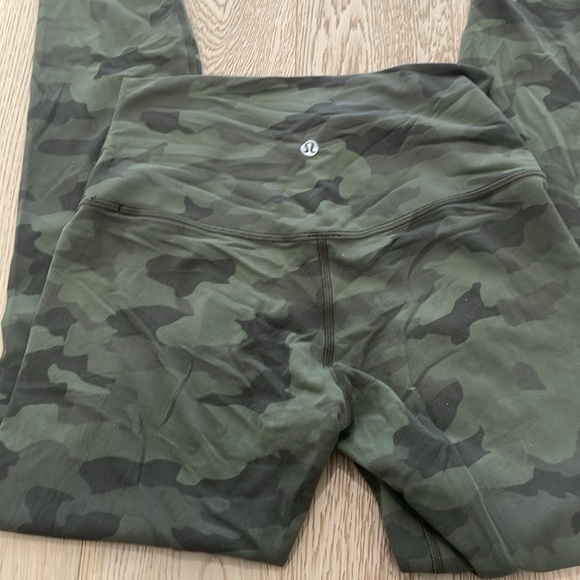 Lululemon camo align 7/8 length tights - Picture 3 of 4